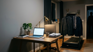 Sicurezza informatica PMI: ufficio con tapis roulant inutilizzato e giacche appese, metafora della falsa sicurezza in azienda